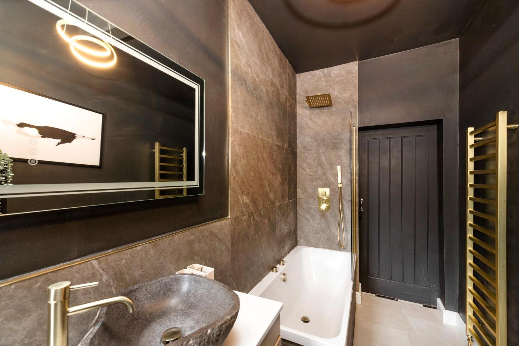 Elegant With Castle View Apartment *